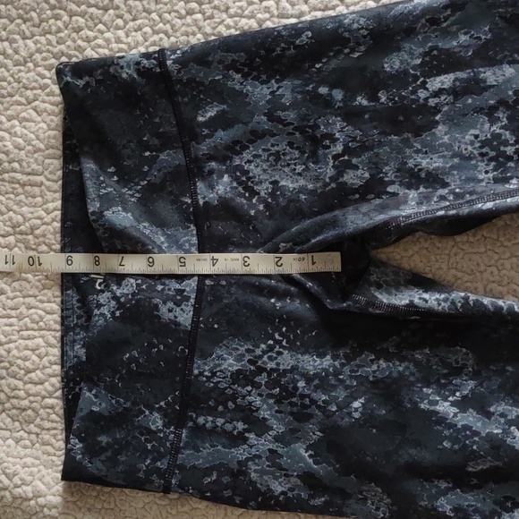 Alo Yoga XS Capri Snakeskin Print Leggings - Picture 9 of 13